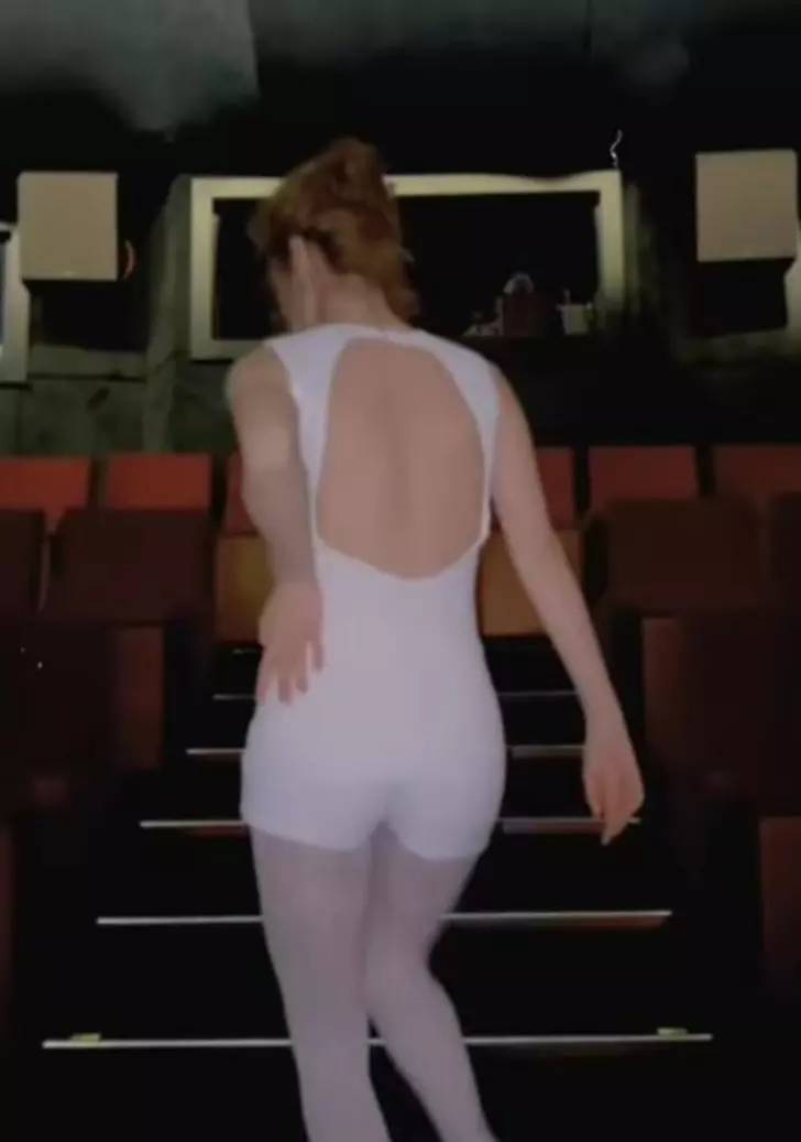 Galada beyaz elbise giydi olay oldu - Resim: 3